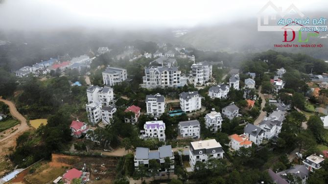 Bán lô đất mặt tiền Trịnh Hoài Đức Đà Lạt DT 1488m2 view thông và thung lũng đèn