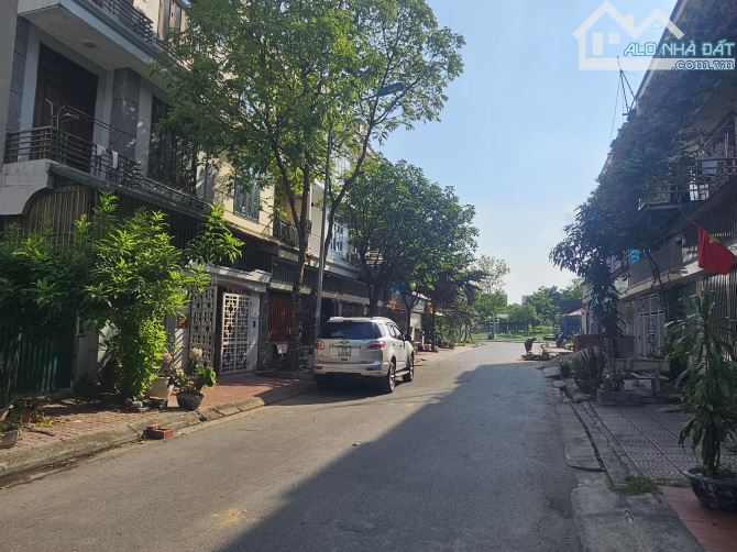 Bán đất đại dương dãy BT 1 làn 2 đg Bình Than DT 92m,MT 6m , Hướng TB, Giá 11 tỷ