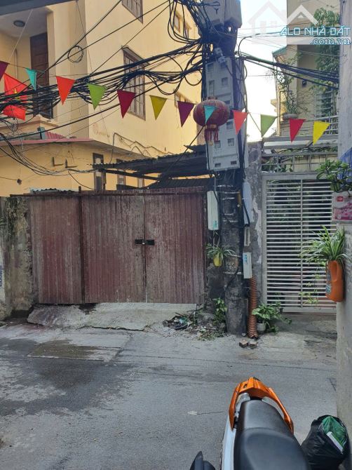 Đất Tô Ngọc Vân, 240m2, 2 thoáng, cách phố đúng 10m, giá 354 triệu/m2.