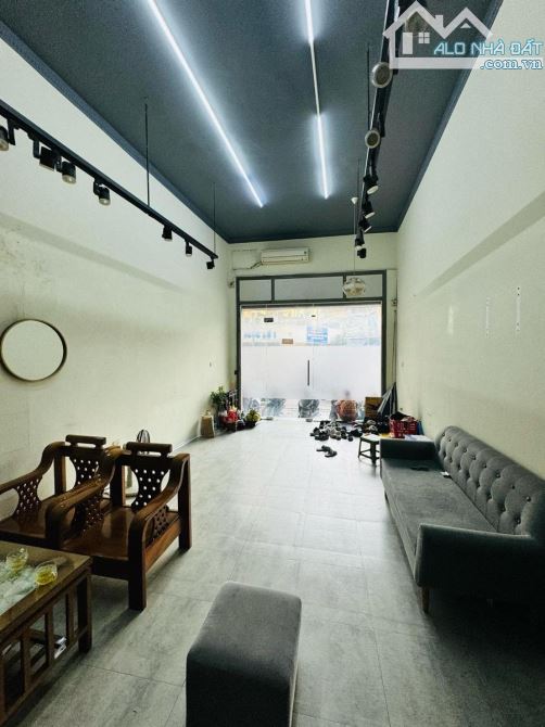 Nhà mặt tiền Hoàn Kiếm xây khách sạn hết ý