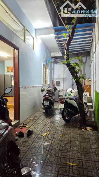 Ngộp Bank gấp bán nhà 80/... đường Dương Quảng Hàm, 109m2, 2 tầng, 2PN, 3WC, giá 9 tỷ