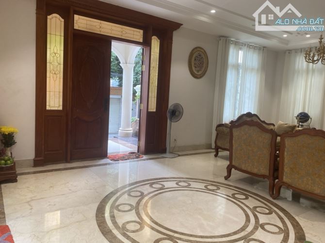 Bán biệt thự gỗ Hoàng Hoa Thám, Tân Bình. (12.4x27m) giá chỉ nhỉnh 150 triệu/m2 quá rẻ