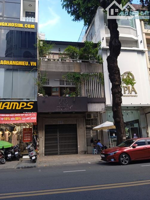 Bán MT Võ Văn Tần Phường 5 Quận 3 , 6 x 17.5m , 3 lầu, 70 tỷ