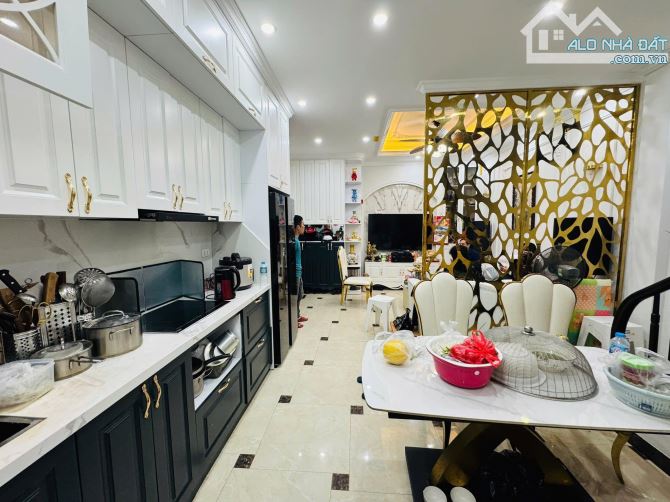 Bán nhà Hoàng Hoa Thám - 50m2 - 5 tầng - 6m mặt tiền - 10.8 tỷ