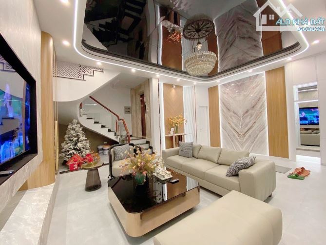 Nhà đẹp Hoàng Quốc Việt, 50m2, ngõ ôtô, sát phố, chỉ việc xách vali về ở, hơn 12 tỷ