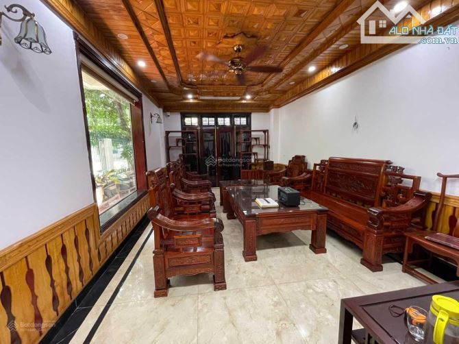 Bán nhà Nguyễn Khuyến Văn Quán 132m2, 4T, 3 mặt thoáng, sân vườn Giá 37 Tỷ
