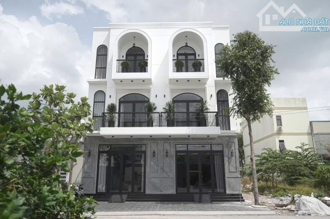 BÁN NHÀ 2 LẦU HIỆN ĐẠI HƯỚNG ĐÔNG NAM KDC HỒNG LOAN GIÁ CHỈ 5.9 TỶ!