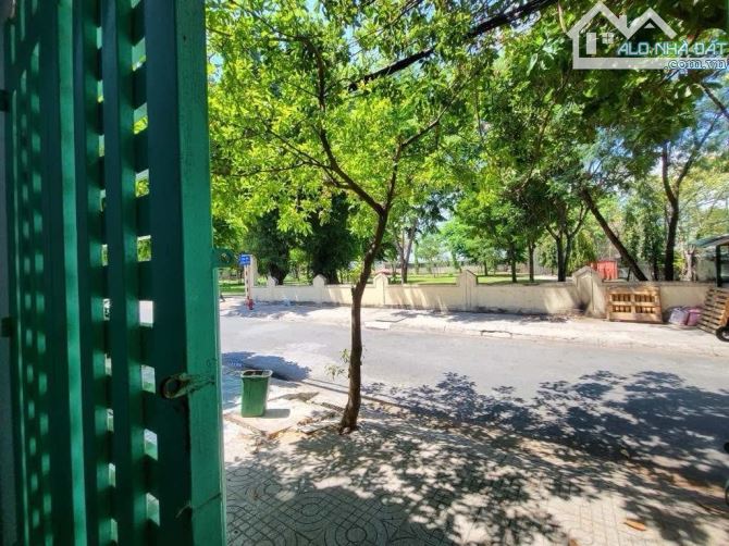 Nhà đẹp khu vip Tên Lửa sầm uất - view công viên thoáng mát