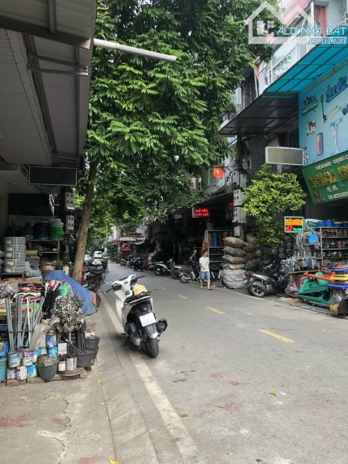 Bán nhà mặt đường Tôn Đản vỉa hè rộng rãi, vị trí đắc địa