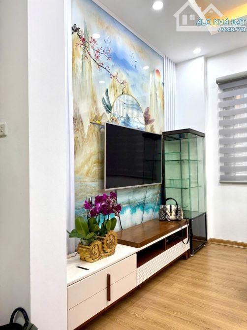 Bán nhà thịnh hào dt 30m 5t 4mMT,giá nhỉnh 5 tỷ,nhà đẹp,lô góc 3 thoáng,ngõ rộng