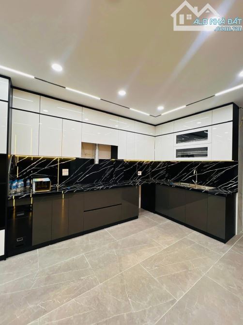 - Bán nhà đường Hồ Tùng Mậu, sát phố, nội thất xịn sò, 37m2, 8 tỷ.