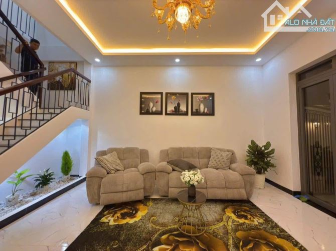 - Bán nhà đường Hồ Tùng Mậu, sát phố, nội thất xịn sò, 50m2, 10 tỷ.