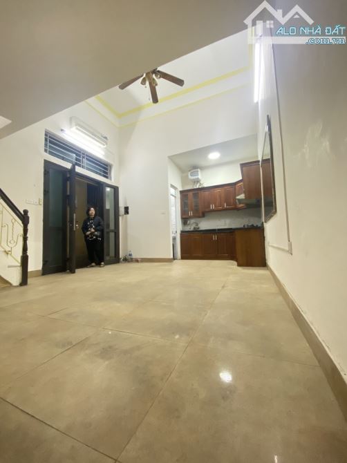 Cho thuê nhà nguyên căn Thịnh Quang , Đống Đa ,DT 32m2 x5 tầng giá 10tr5/ tháng.