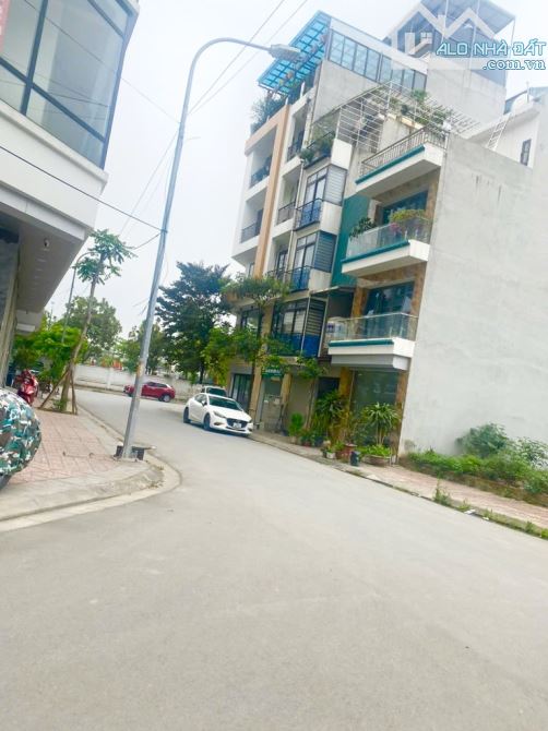SIÊU PHẨM TĐC NGỌC THUỴ LB PHÂN LÔ VỈA HÈ Ô TÔ TRÁNH CÁCH HỒ 50M DT65M GIÁ 17,3 TỶ. - 1