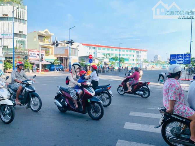 BÁN NHÀ MẶT TIỀN TÊN LỬA HIẾM BÁN LÔ GÓC 6 NỞ HẬU 8x20m 4 TẦNG CHỈ 33.5 TỶ - 1