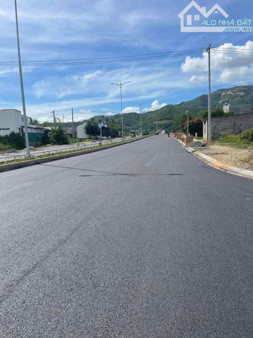 Mặt tiền đường kinh doanh D30- Vĩnh Hiệp.  • Diện tích: 65,7m2 • Hướng: Đông - 1