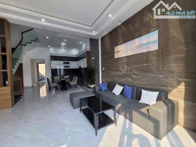 Nhà 2 lầu 5.7x25M, Phú Lợi, Thủ Dầu, Ô tô vào nhà, SHR, giá mềm - 1