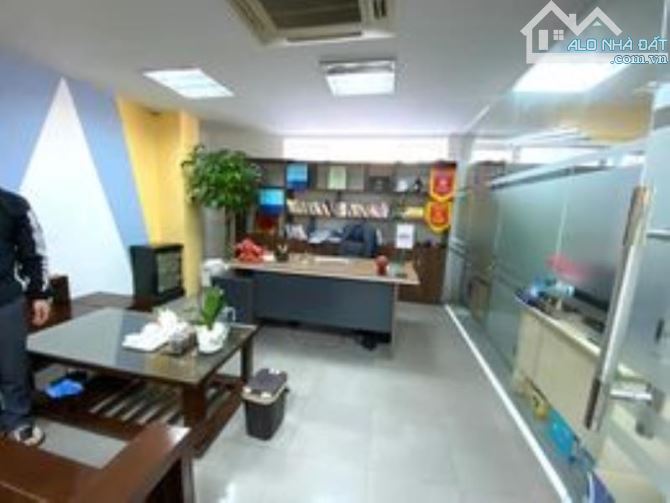 Bán nhà Cầu Giấy 80m mặt tiền 7.5m gần phố , gần hồ giá hợp lí. - 1