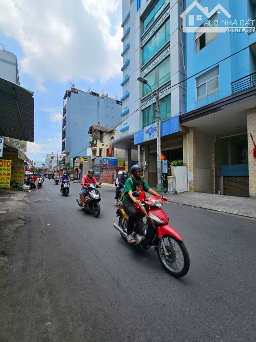 Cho thuê 31 Ung Văn Khiêm, P25, Q.Bình Thạnh - 10x10m, Giá thuê 53tr/th - Có hầm để xe - 1
