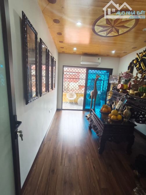 Bán nhà phố Nguyên Hồng gần phố  ,Mở đường La Thành 3 bước ra phố . - 1