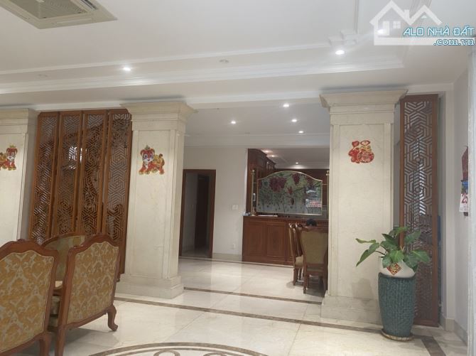 Bán biệt thự gỗ Hoàng Hoa Thám, Tân Bình. (12.4x27m) giá chỉ nhỉnh 150 triệu/m2 quá rẻ - 1