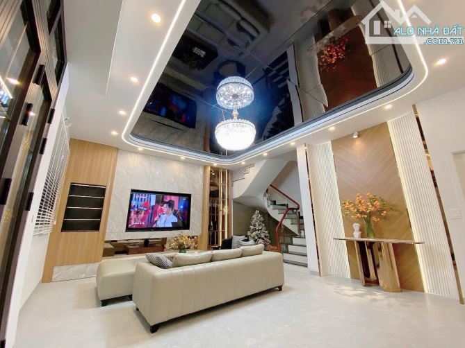 Nhà đẹp Hoàng Quốc Việt, 50m2, ngõ ôtô, sát phố, chỉ việc xách vali về ở, hơn 12 tỷ - 1