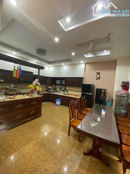 Bán BIỆT THỰ ĐẲNG CÂP 242m2 ngay Trung Tâm Dĩ An,ngang KHỦNG 12m - 1