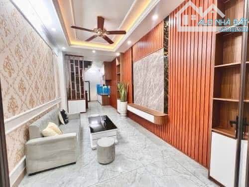 SIÊU RẺ - 5.7TỶ - KIM GIANG -THANH TRÌ - DIỆN TÍCH 35 - 5TẦNG-Ô TÔ ĐỖ CỬA - 1