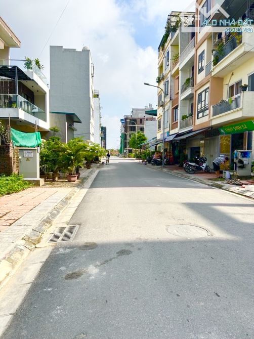 SIÊU PHẨM TĐC NGỌC THUỴ LB PHÂN LÔ VỈA HÈ Ô TÔ TRÁNH CÁCH HỒ 50M DT65M GIÁ 17,3 TỶ. - 2