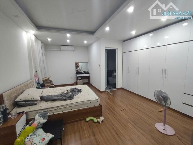 Nhà 4 tầng, DT: 52m2, Mỹ Đình, ngõ nông, oto vào tận cửa, Giá: 8.8 tỷ - 2
