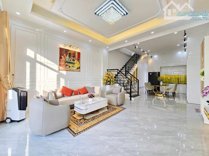 Bán nhà gần Tôn Đản, mặt tiền, nhà 3 tầng mới, full nội thất, giá rẻ - 2