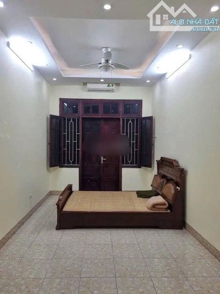 Cho thuê nhà phố Dương Quàng Hàm dt 50mx 5 tầng, 6 ngủ, ô tô vào nhà, 15tr/th - 2