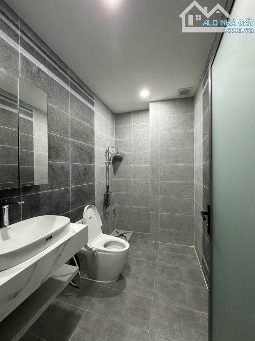 BÁN NHÀ ĐẸP GẦN KHU VIP BÀU CÁT – MẶT HẺM 8M, THANG MÁY- 127.3m² (ngang 5.4m)- 22 TỶ TL - 2
