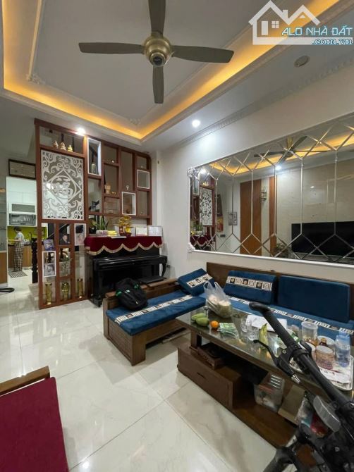 Bán nhà Hoàng Quốc Việt, Cầu Giấy- 38m2 ô tô đỗ cổng- 7,5 tỷ - 2