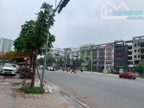 BÁN ĐẤT MẶT PHỐ HỒNG TIẾN TẶNG NHÀ CŨ 150M-2TẦNG-9MT.65 TỶ VỊ TRÍ KIM CƯƠNG XÂY TÒA ĐỈNH - 2