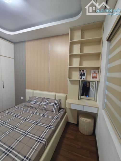 Bán nhà phố Nguyên Hồng gần phố  ,Mở đường La Thành 3 bước ra phố . - 2