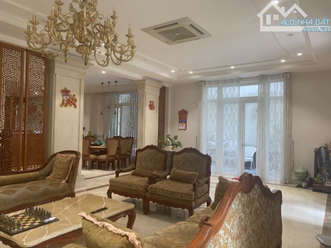 Bán biệt thự gỗ Hoàng Hoa Thám, Tân Bình. (12.4x27m) giá chỉ nhỉnh 150 triệu/m2 quá rẻ - 2
