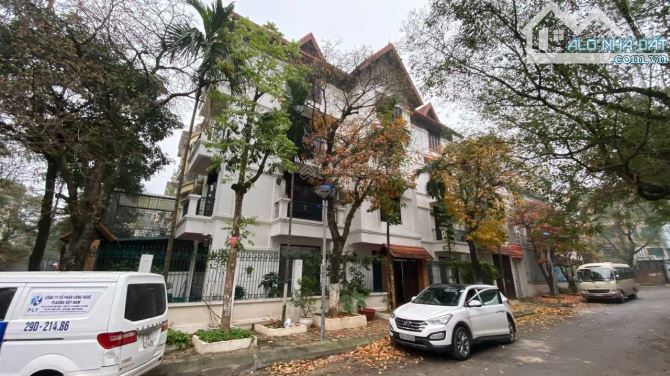 Bán nhà Nguyễn Khuyến Văn Quán 132m2, 4T, 3 mặt thoáng, sân vườn Giá 37 Tỷ - 2