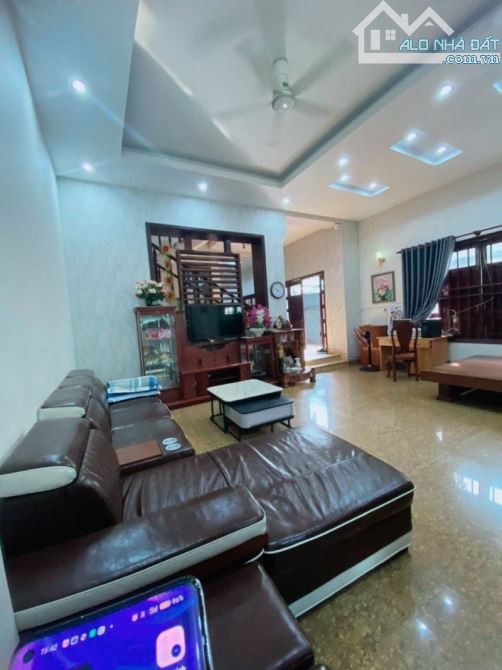 Bán BIỆT THỰ ĐẲNG CÂP 242m2 ngay Trung Tâm Dĩ An,ngang KHỦNG 12m - 2