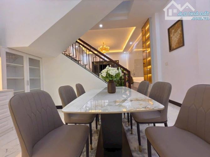 - Bán nhà đường Hồ Tùng Mậu, sát phố, nội thất xịn sò, 50m2, 10 tỷ. - 2