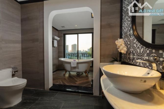 Bán Toà Khách sạn đường Hoàng Quốc Việt DT 350m2 * 9 tầng, MT 16m, Giá 110 tỷ - 22