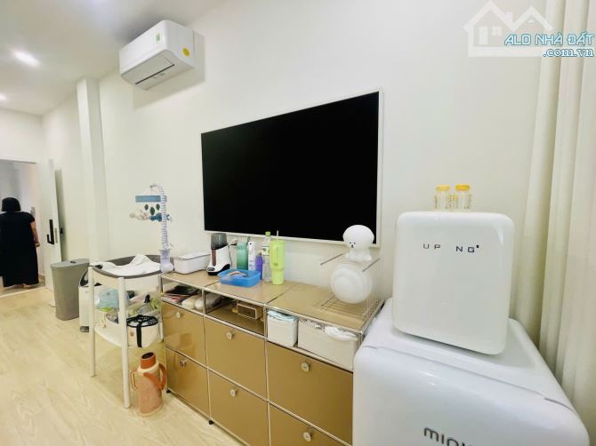 VIP QUẬN 1- MT HIẾM BÁN- NGUYỄN VĂN NGUYỄN- 42m2 (4x10)- 5 TẦNG- CHỈ 1x TỶ TL - 3