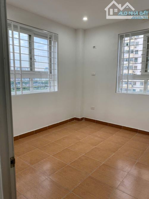 Chính chủ cho thuê CHCC B10 Nam Trung Yên 2 ngủ 70m2, 11 triệu/ tháng, căn góc siêu thoang - 3