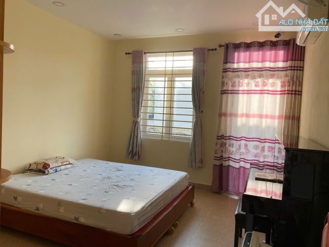 Linh Trung, Nhà Đẹp 3 Tầng, 65m, Ô Tô Vào Nhà, Gần SPKT, Giá Tốt 6.2 - 3