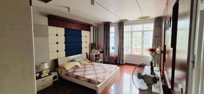 Bán nhà mặt hồ Hoàng Cầu, diện tích 65m2 x 4T, Mt 4m. Vỉa hè oto tránh. 41 tỷ. - 4