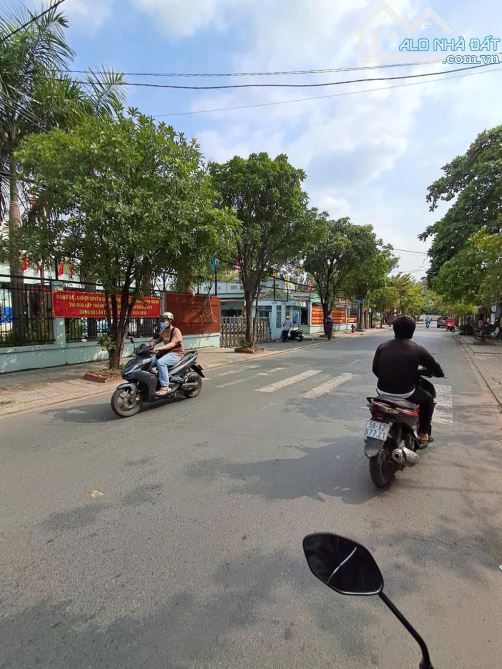 Nhà cấp 4 Mặt tiền đường ĐÔNG HƯNG THUẬN 11, phường ĐHT, Q12, dt 200m2 (10mx20m). 9,45Tỷ - 4