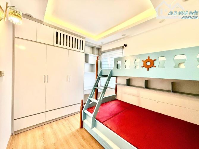Bán nhà thịnh hào dt 30m 5t 4mMT,giá nhỉnh 5 tỷ,nhà đẹp,lô góc 3 thoáng,ngõ rộng - 4