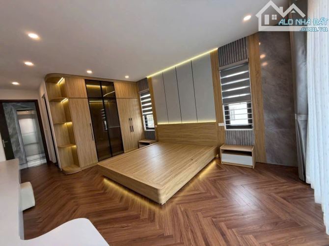 Bán nhà Thạch Bàn - Cạnh công viên. Gara ô tô - Thang Máy - Full nội thất. 41m x 7T - 5