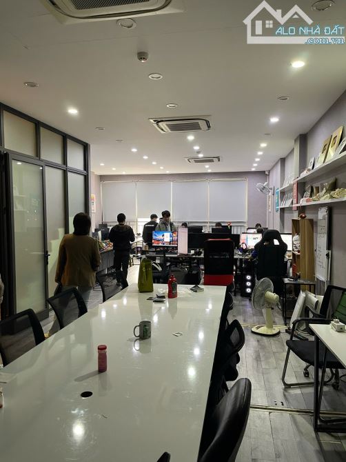 Bán nhà mặt phố Cốm Vòng, Cầu Giấy. Diện tích 60m2, 7 tầng,thang máy. Giá 36 tỷ - 5