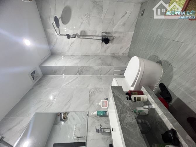 BÁN NHÀ ĐẸP ĐỨC GIANG,  LONG BIÊN,  DT 35M , 5 TẦNG , Ô TÔ ĐỖ CỬA , NHỈNH 5 TỶ - 6